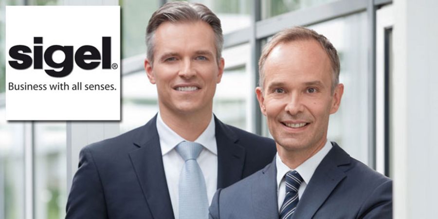 Oliver Windbrake und Dr. Joachim Roth (v. l.), Geschäftsführer der Sigel Holding und Sigel GmbH
