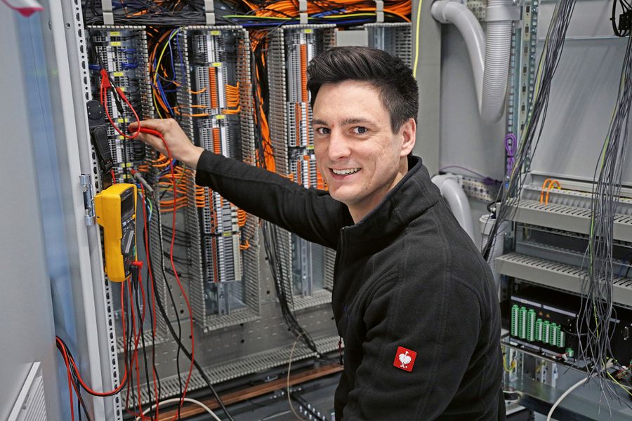 Außer mit viel Erfahrung unterstützt das Unternehmen seine Kunden durch sein Komplettpaket mit allen relevanten Leistungen