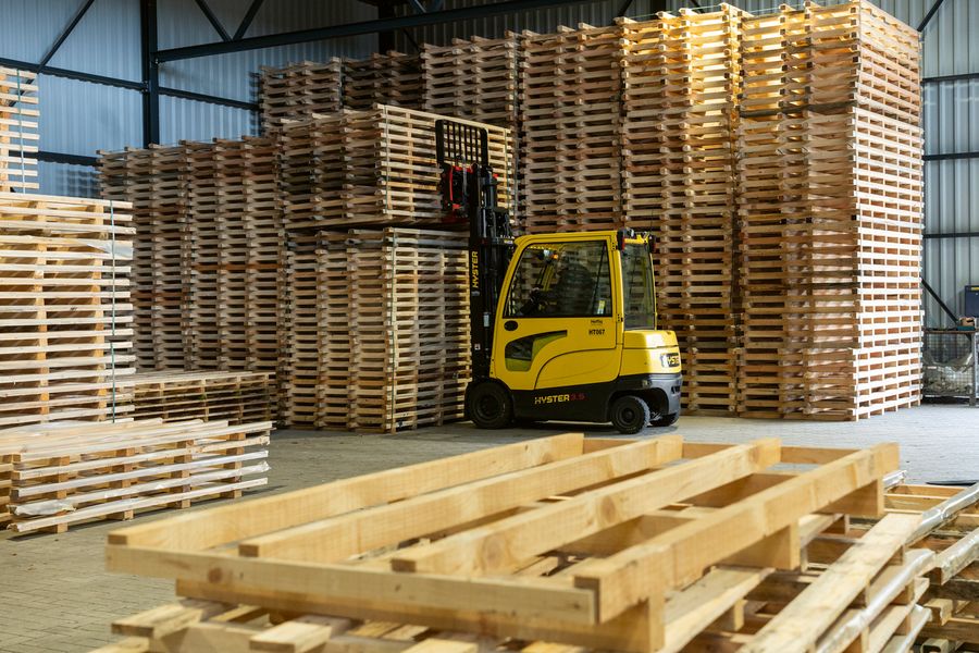 Effeziente und umweltfreundliche Logistiklösung im Rahmen eines gut organisierten Systems zur Rückholung: Im Holzlager werden sorgfältig alle Holzmaterialien gelagert...