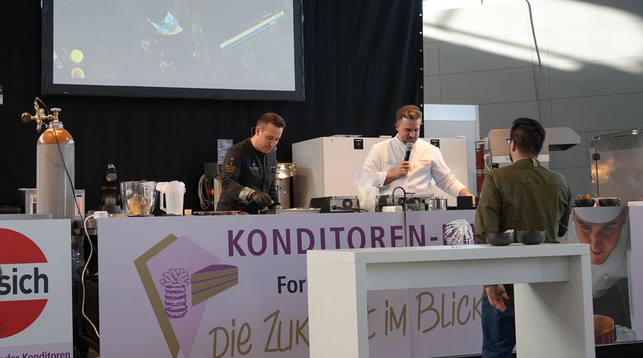 Schokoladenhandwerk live: Der aus dem Fernsehen bekannte Chocolatier Kevin Kugel gibt im Konditoren-Trend-Forum der südback 2026 Einblicke in seine Arbeit. Schokoladenhandwerk live: Der aus dem Fernsehen bekannte Chocolatier Kevin Kugel gibt im Konditoren-Trend-Forum der südback 2026 Einblicke in seine Arbeit.