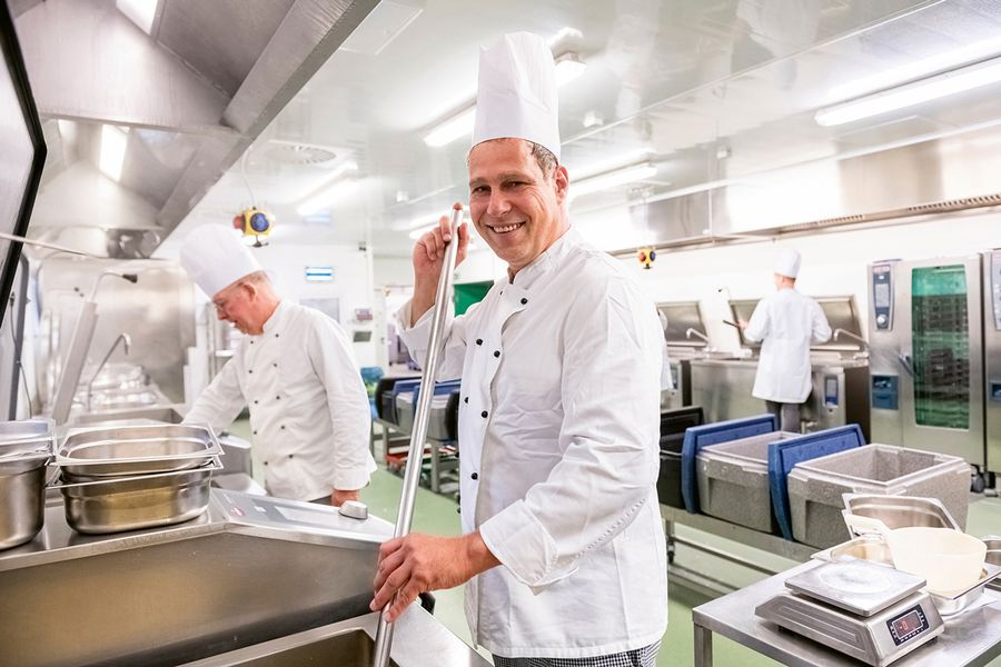 Der Fachkräftemangel macht sich auch in der Gemeinschaftsgastronomie deutlich bemerkbar Der Fachkräftemangel macht sich auch in der Gemeinschaftsgastronomie deutlich bemerkbar