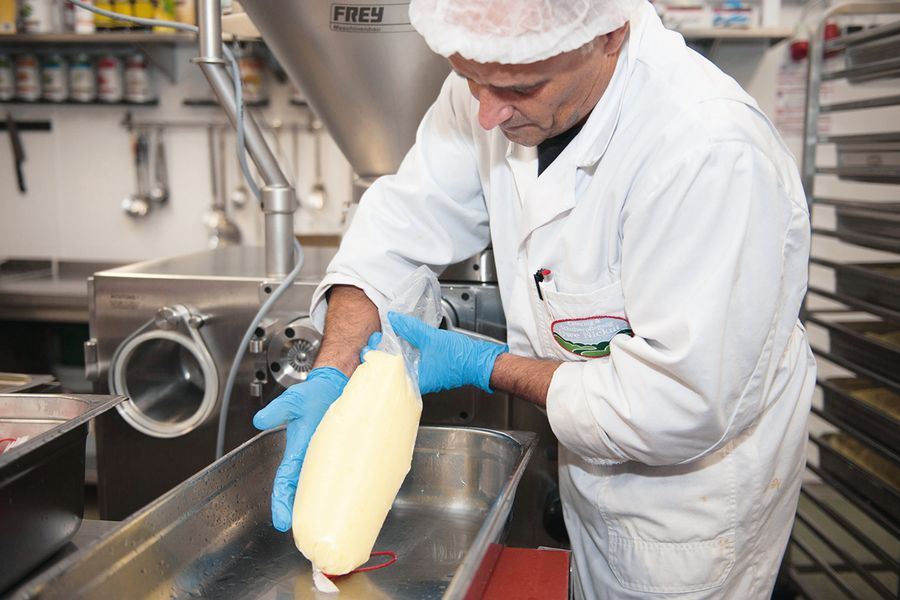 Mit Bergischländer betreibt Uwe Nickut auch eine eigene Fleischerei Mit Bergischländer betreibt Uwe Nickut auch eine eigene Fleischerei