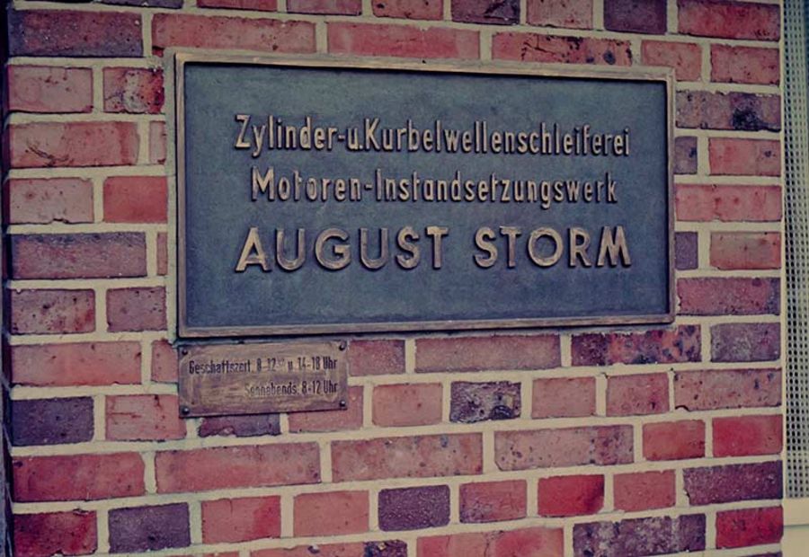 August Storm Firmenschild