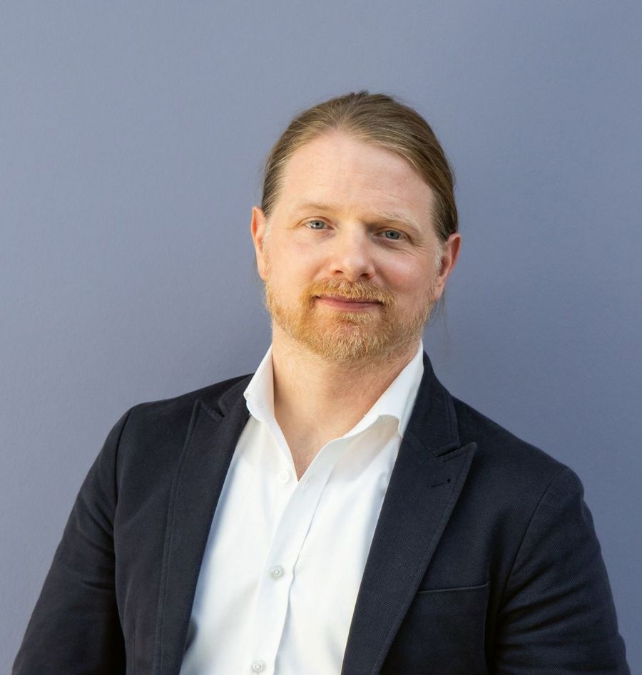 Simon Härke, Geschäftsführer der DEKOM GmbH