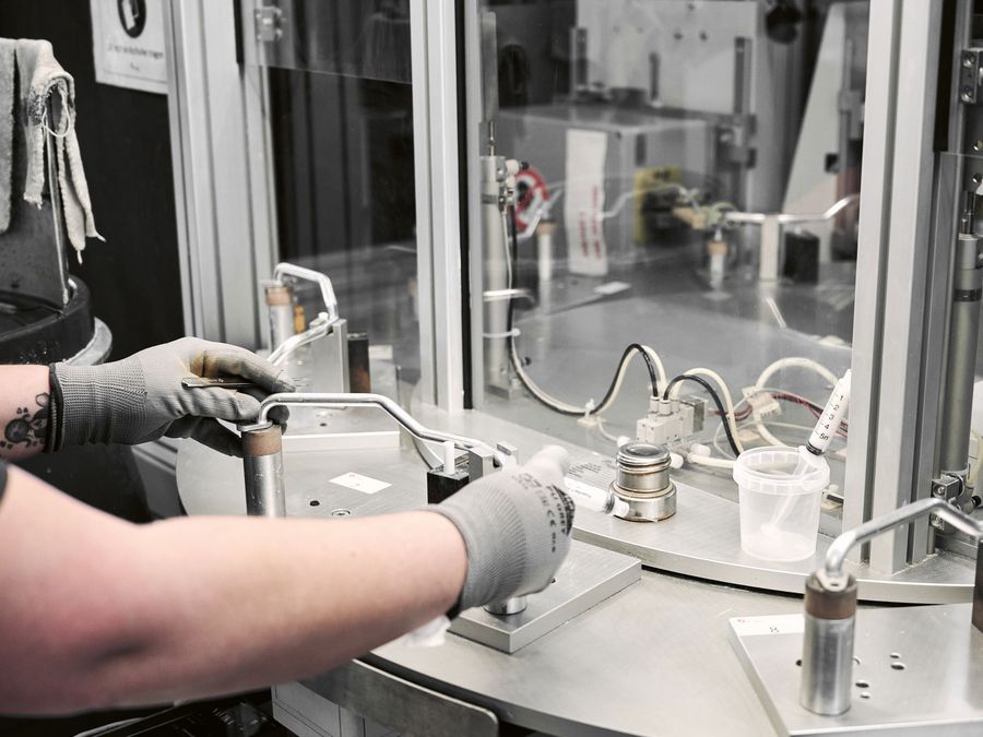 Hier entsteht eine induktiv gelötete Aluminiumhydraulikleitung Hier entsteht eine induktiv gelötete Aluminiumhydraulikleitung