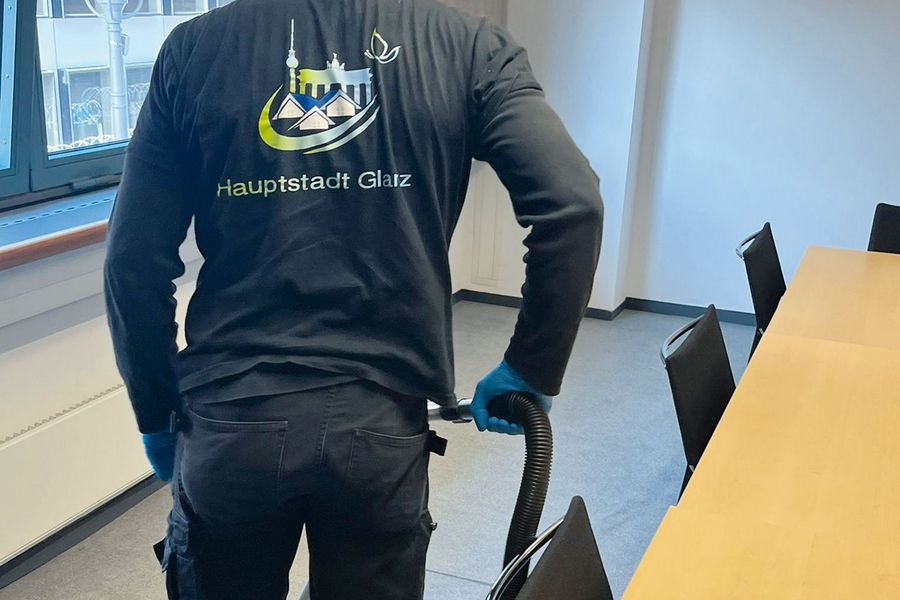 Mitarbeiter bei der Reinigung