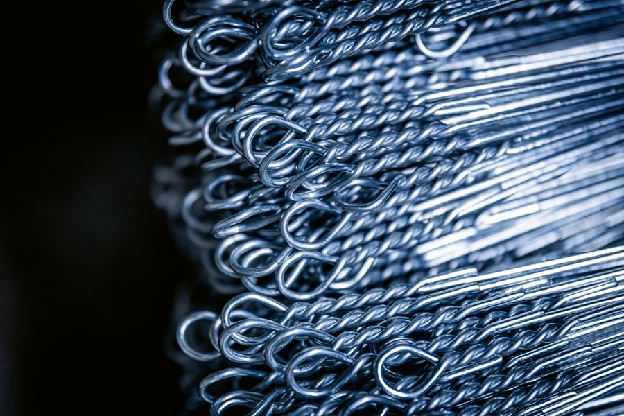 ...zwei Ösen an den Enden, die per Hand ohne Werkzeug und ohne Aufwand ineinander geklickt werden  ...zwei Ösen an den Enden, die per Hand ohne Werkzeug und ohne Aufwand ineinander geklickt werden