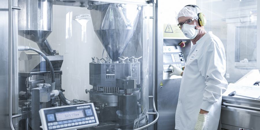 Stada Arzneimittel AG Mitarbeiter an einer Maschine Stada Arzneimittel AG Mitarbeiter an einer Maschine