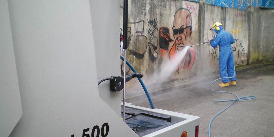 Mit Hochdruck gegen Verschmutzungen: DYNAJET-Hochdruckreiniger im Einsatz bei der professionellen Graffitientfernung
