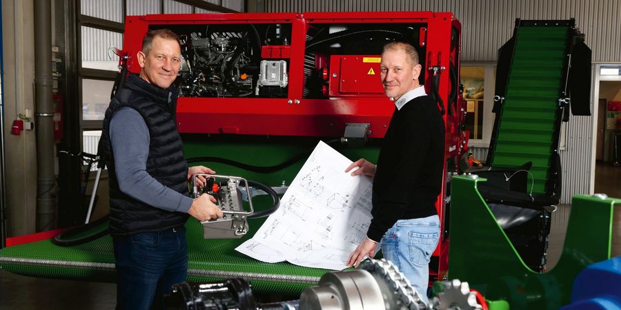 SMG Sportplatzmaschinenbau GmbH Tobias und Daniel Owegeser