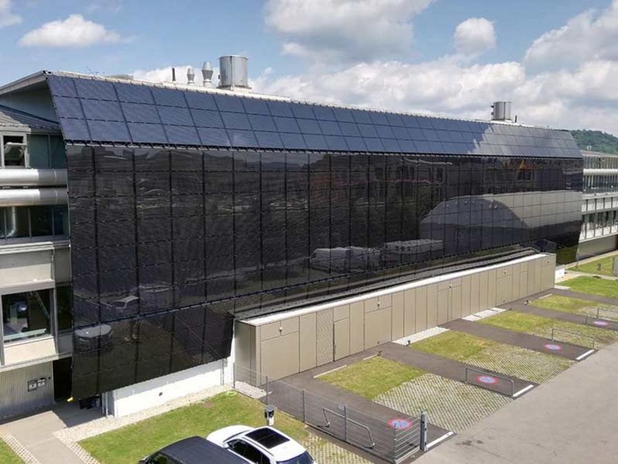 Sonnenkraft Fassade mit Solaranlage
