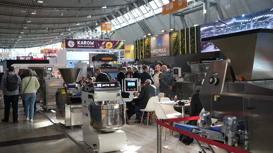 Backtechnik im Fokus: Am Messestand von MEMAK informieren sich Fachbesucher über Maschinen und Anlagen für die Backwarenproduktion Backtechnik im Fokus: Am Messestand von MEMAK informieren sich Fachbesucher über Maschinen und Anlagen für die Backwarenproduktion