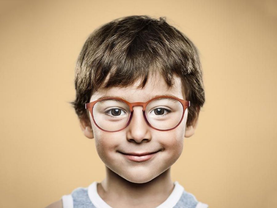 Hoya Lens MiYOSMART Kind mit Brille