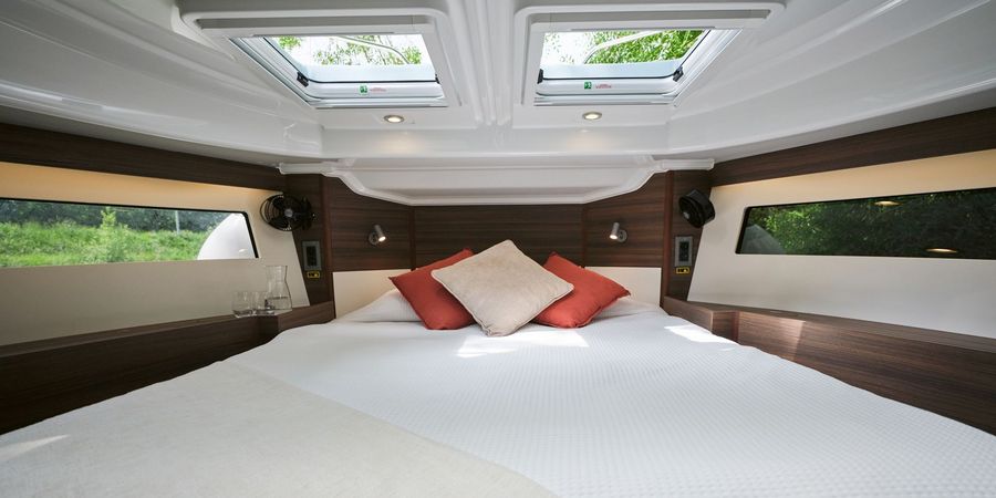 Crown Blue Line GmbH Bett