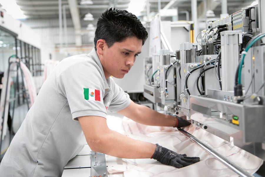 Sicherheitsrelevante Produktion: Ein Mitarbeiter überwacht Prozesse und Qualität in der Serienfertigung