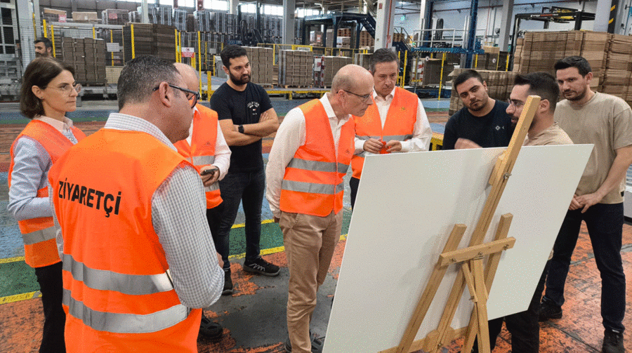 CEO Gerald Prinzhorn bespricht gemeinsam mit Mitarbeitenden aktuelle Themen – offene Kommunikation und Teamarbeit sind Teil der Prinzhorn Kultur