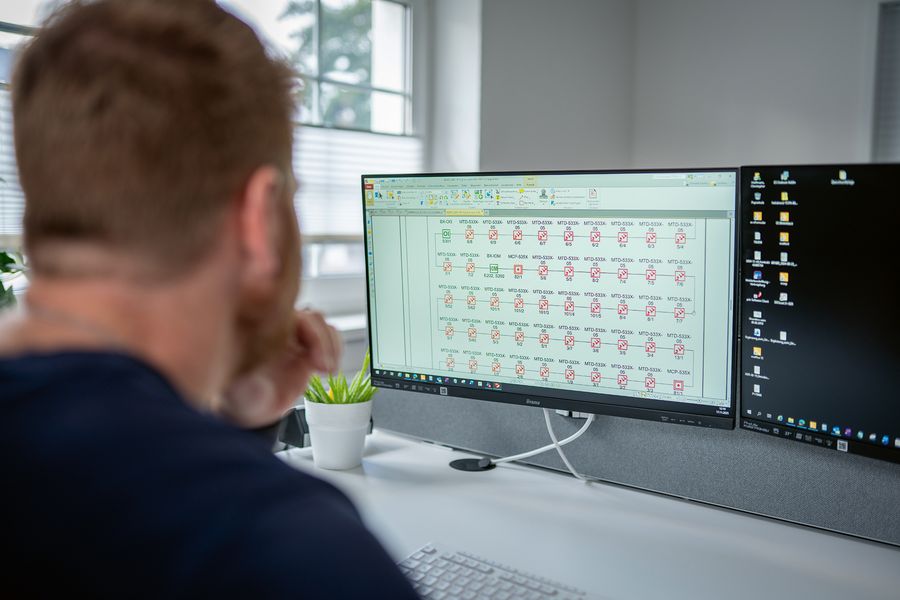 Mitarbeiter von Schlentzek & Kühn bei der Projektierung einer Brandmeldeanlage