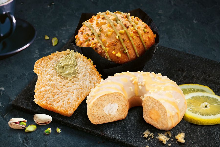 BAKER & BAKER Germany GmbH Muffins mit Pistaziencreme-Füllung und Lemon Cheesecake-Donuts sind süße Highlights der Saison