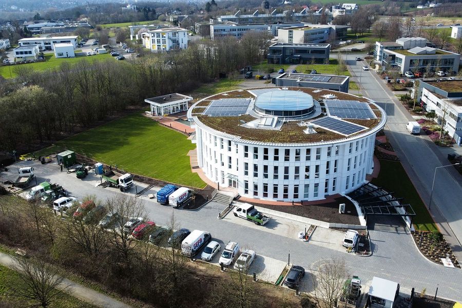 Ein Netzwerk, das Menschen und Chancen verbindet Ein Netzwerk, das Menschen und Chancen verbindet