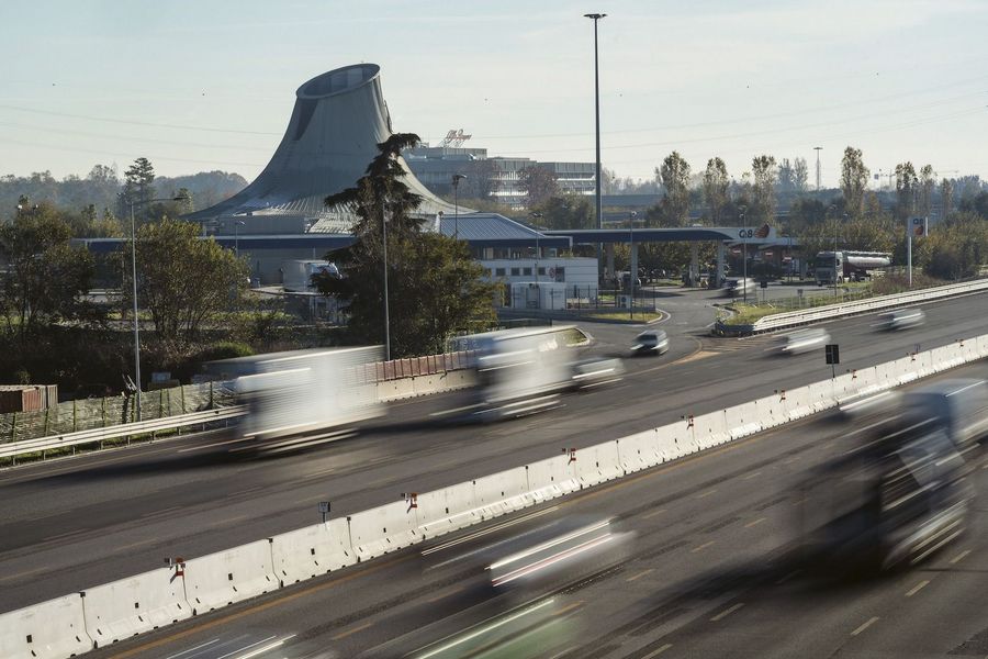 Sogenannte New Jersey-Sicherheitsbarrieren an der Autobahn A8 – ein zentrales  Produktsegment von Crezza