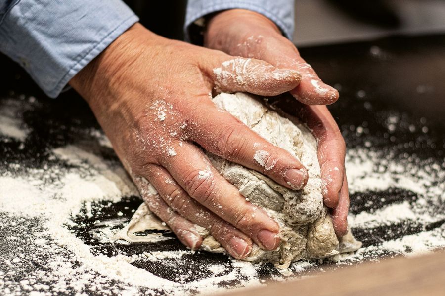 Heidebäckerei Meyer kneten
