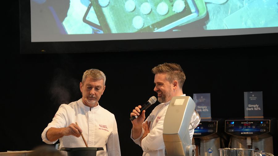 Handwerk im Dialog: Jean-Christophe Duc und Sebastian Kraus vermitteln bei einer Live-Vorführung auf der südback 2026 praktische Einblicke in die moderne Pâtisserie Handwerk im Dialog: Jean-Christophe Duc und Sebastian Kraus vermitteln bei einer Live-Vorführung auf der südback 2026 praktische Einblicke in die moderne Pâtisserie.