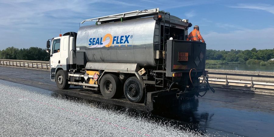 Ooms Producten B.V.  Auftragen von PMB als Fahrbahndecke