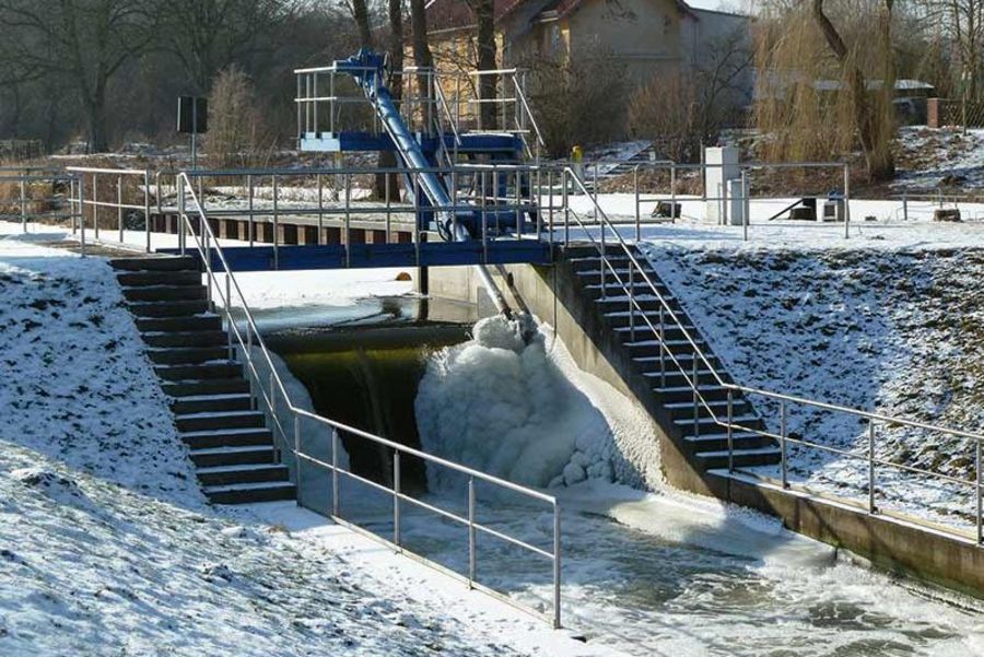 ADE-WERK - Am Wehr in Eberswalde-Liepe arbeitet ein Elektrohubzylinder von ADE