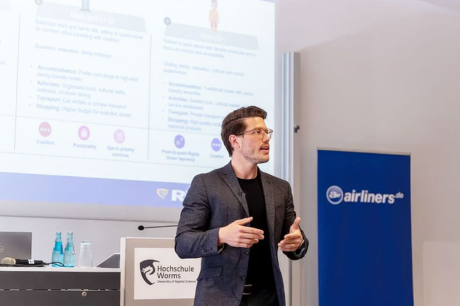 Ryanair DAC Marcel Pouchain Meyer bei einer Präsentation an der Hochschule Worms