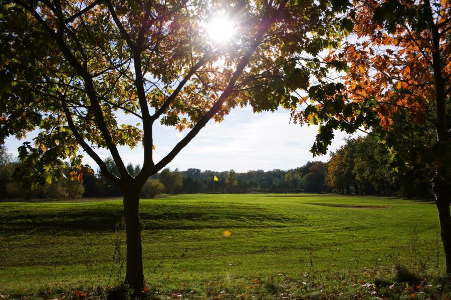 Die weitläufige Golfanlage verbindet sportliche Möglichkeiten mit Ruhe und Naturerlebnis Die weitläufige Golfanlage verbindet sportliche Möglichkeiten mit Ruhe und Naturerlebnis