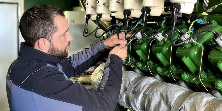 Regelmäßige Wartungsarbeiten reduzieren die Betriebskosten, bewahren den Wert der Anlage. 