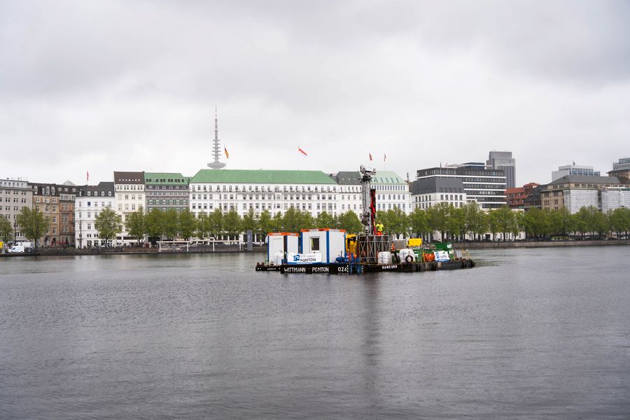 Ein Ponton auf der Binnenalster in Hamburg, wo in Zukunft eine Niederlassung geplant ist 