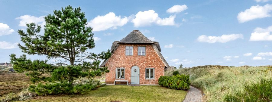 Peter Peters Immobilien GmbH & Co. KG Reetgedecktes Haus inmitten der Dünenlandschaft