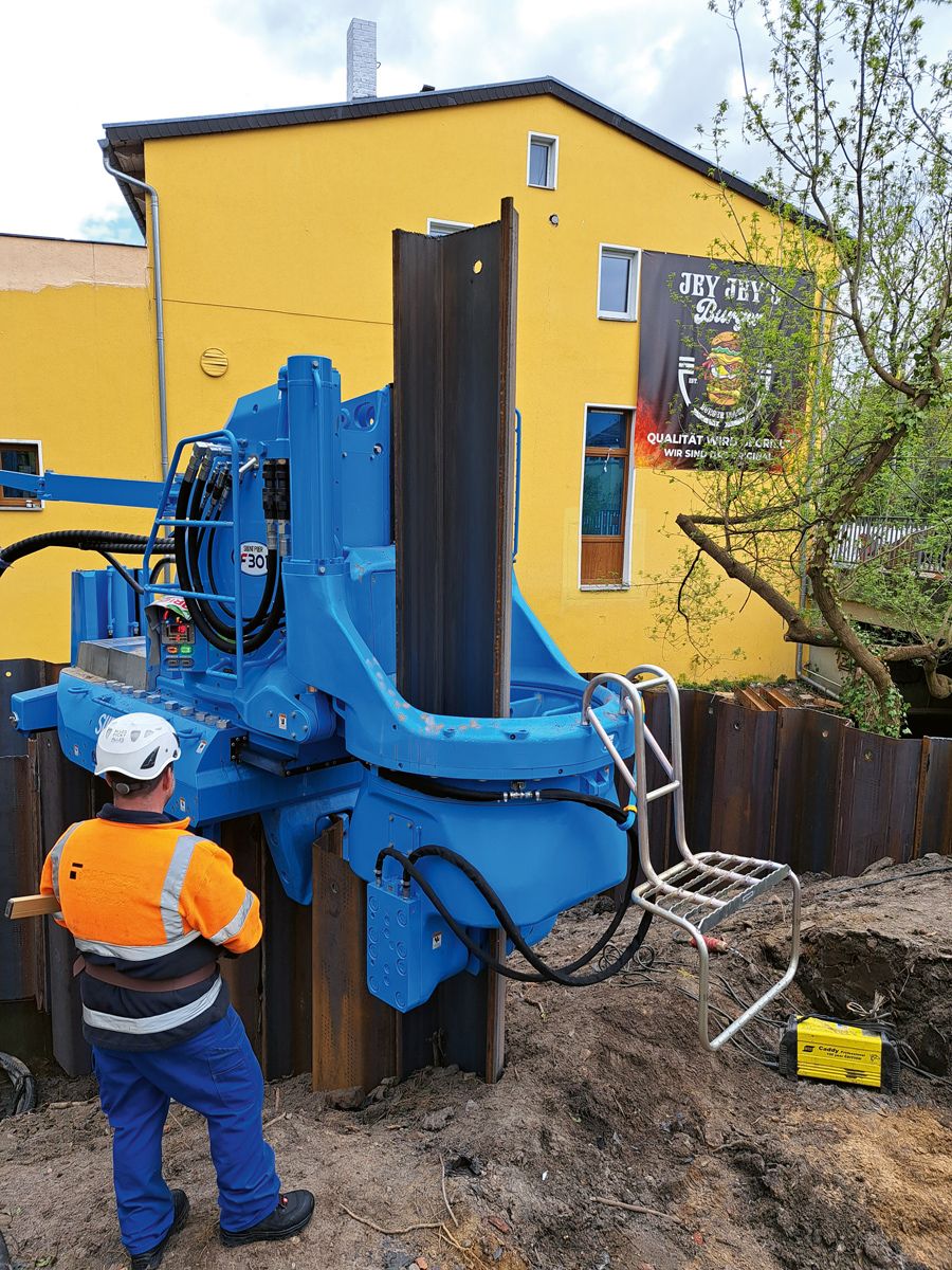 Vibrationsfrei und präzise: Einpressen einer Spundwandbohle im Baustelleneinsatz