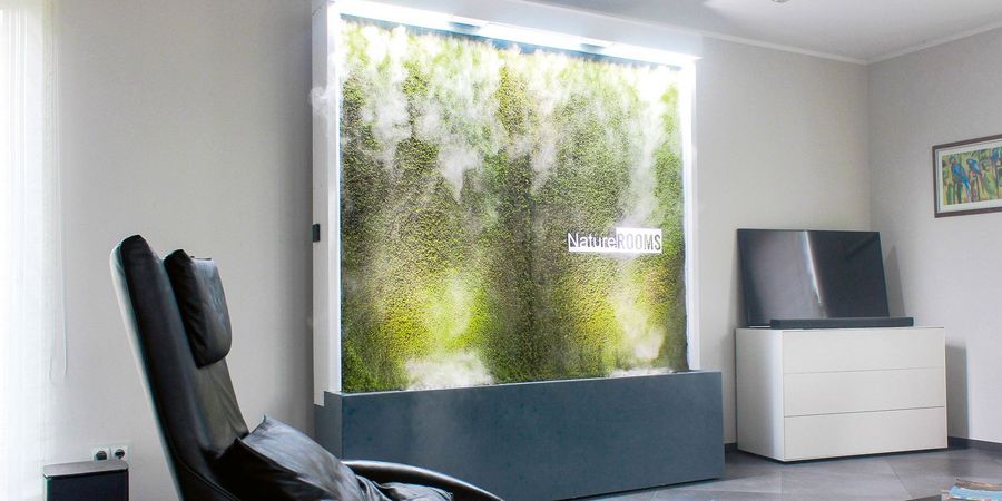 Die Mooswand von NatureRooms verwandelt Innenräume in grüne Wohlfühlzonen: Sie verbessert das Raumklima, wirkt beruhigend und schafft mit ihrer lebendigen Optik ein inspirierendes Arbeits- oder Aufenthaltsumfeld – ganz ohne Pflegeaufwand für die Nutzer