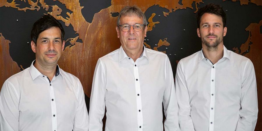 GravoPrintec: Christian Piras, Assistent der Geschäftsleitung, und die Geschäftsführer Bernd und Marc Wenzelmann