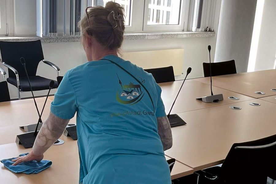 Mitarbeiterin bei der Reinigung im  Deutschen Dom