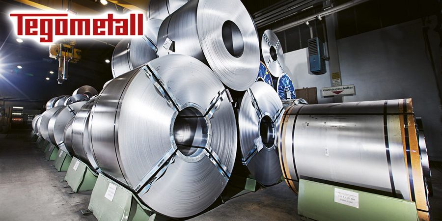 Nachschub für den Regalbau: Lager mit Metallrollen