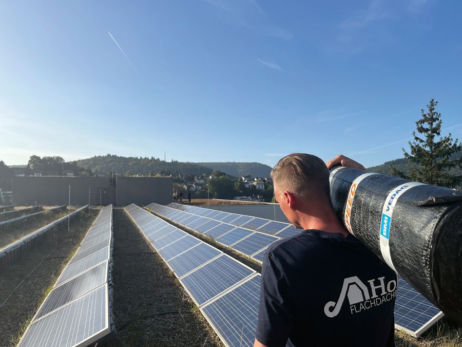 Im Einsatz für Qualität: Mitarbeit am Objekt –  zwischen Photovoltaikmodulen und Dachtechnik