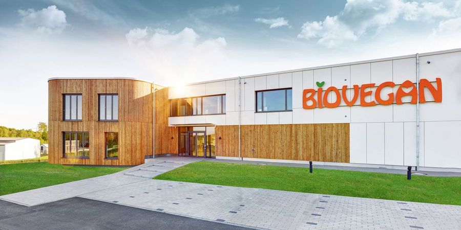 Biovegan-Standort Bonefeld – durch die Nutzung von Ökostrom, innovative Technologien und einer energieffizienten Bauweise wird hier Klimaschutz gelebt Biovegan-Standort Bonefeld – durch die Nutzung von Ökostrom, innovative Technologien und einer energieffizienten Bauweise wird hier Klimaschutz gelebt