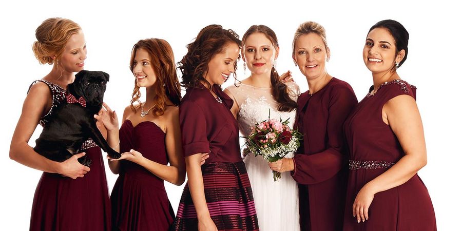 Weise Fashion stattet die ganzen weiblichen Teil der Familie für den Hochzeitstag aus