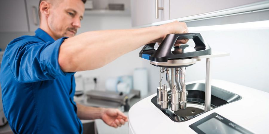 Die Arbeit an hochkomplexer Messtechnik erfordert höchste Konzentration und technisches Know-how Die Arbeit an hochkomplexer Messtechnik erfordert höchste Konzentration und technisches Know-how