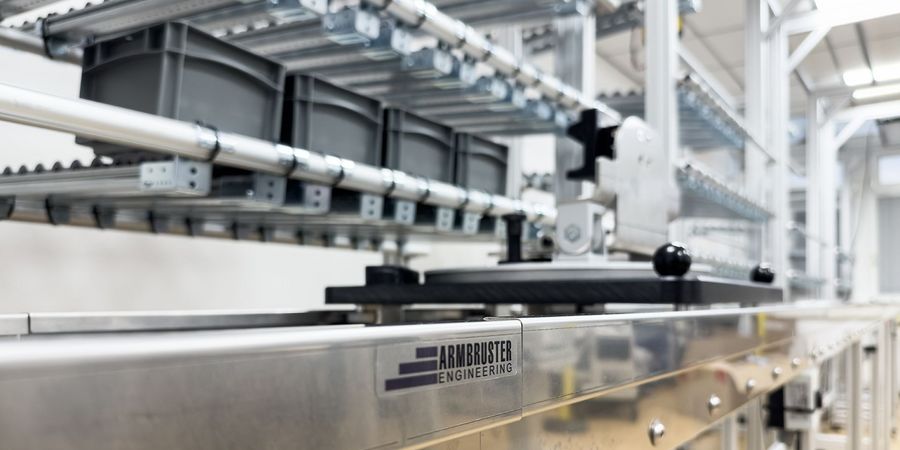 Armbruster Engineering GmbH & Co. KG Montagearbeitsplatz mit der Werkerassistenz ELAM Armbruster Engineering GmbH & Co. KG Montagearbeitsplatz mit der Werkerassistenz ELAM