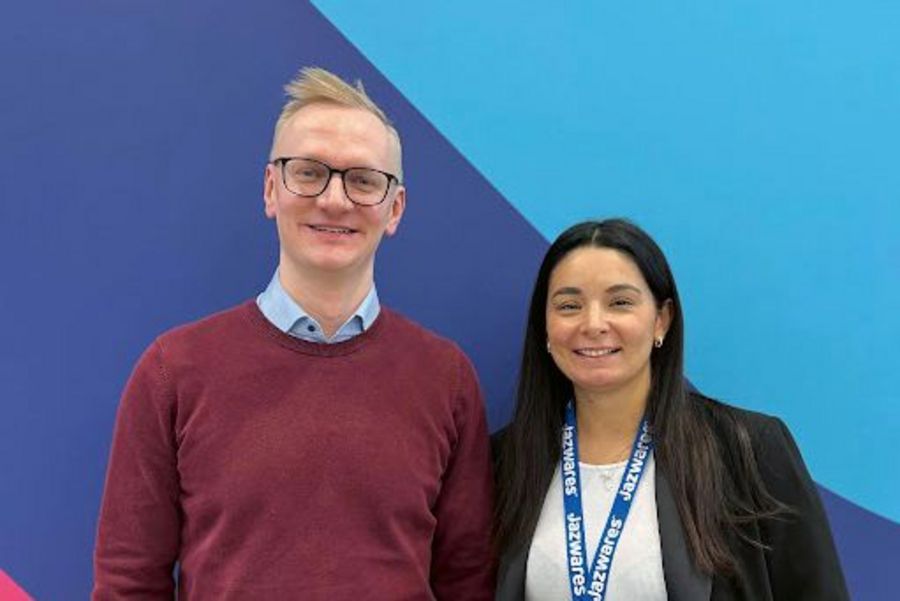 Ruven Rippe, Sales Director und Rafaela Dorodzala, Head of Brand and Marketing GSA & Benelux der Jazwares GmbH