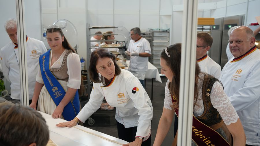 Handwerk hautnah: Dr. Katarina Barley, Vizepräsidentin des Europäischen Parlaments und Brotbotschafterin 2026, in der Schaubackstube des Bäckerinnungsverbands Südwest auf der südback 2026. Handwerk hautnah: Dr. Katarina Barley, Vizepräsidentin des Europäischen Parlaments und Brotbotschafterin 2026, in der Schaubackstube des Bäckerinnungsverbands Südwest auf der südback 2026.