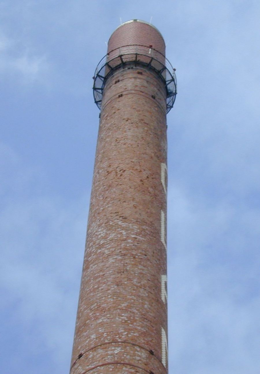Reinhold Pohl GmbH & Co. KG Schornstein mit Gerüst Reinhold Pohl GmbH & Co. KG Schornstein mit Gerüst