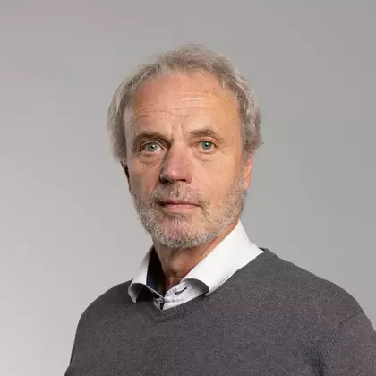 Dr. Peter Czurratis