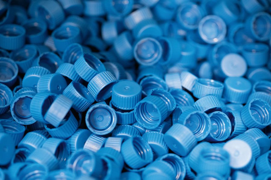 gramss-blaue-kunststoffverschluesse gramss-blaue-kunststoffverschluesse