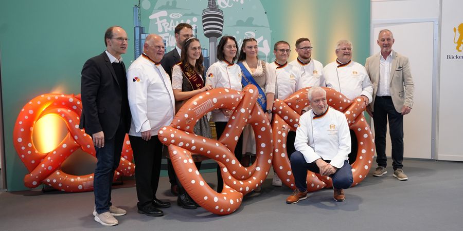 Politik trifft Bäckerhandwerk: Dr. Katarina Barley (Mitte), Vizepräsidentin des Europäischen Parlaments und Brotbotschafterin 2026, beim gemeinsamen Fototermin am Stand des Bäckerinnungsverbands Südwest auf der südback in Stuttgart Politik trifft Bäckerhandwerk: Dr. Katarina Barley (Mitte), Vizepräsidentin des Europäischen Parlaments und Brotbotschafterin 2026, beim gemeinsamen Fototermin am Stand des Bäckerinnungsverbands Südwest auf der südback in Stuttgart