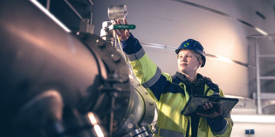 Eine Mitarbeiterin der Stadtwerke Südholstein bei der Überprüfung der Wasserversorgungsanlagen Eine Mitarbeiterin der Stadtwerke Südholstein bei der Überprüfung der Wasserversorgungsanlagen